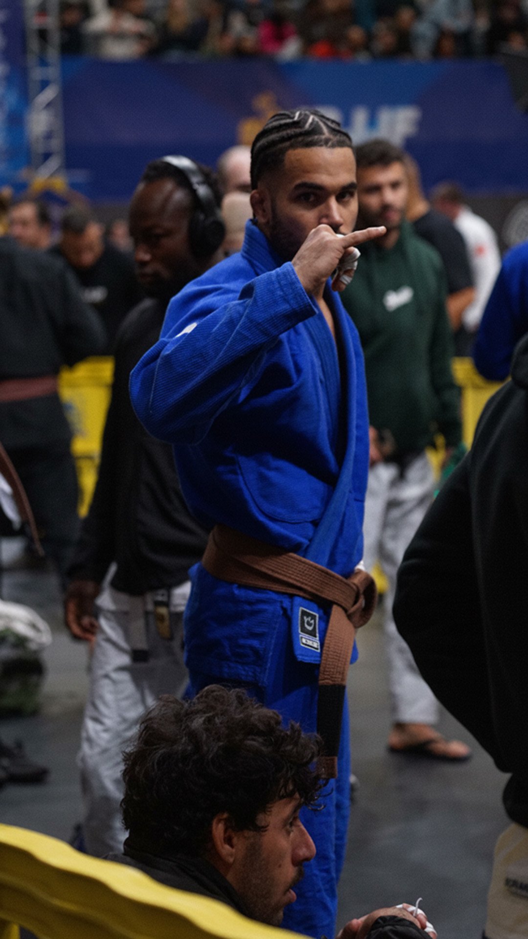 Portrait d’un athlète en kimono bleu avant son combat