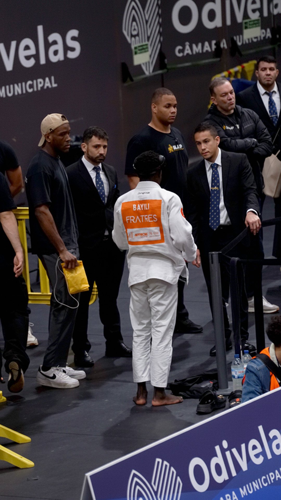 Athlète attendant près de la zone de combat