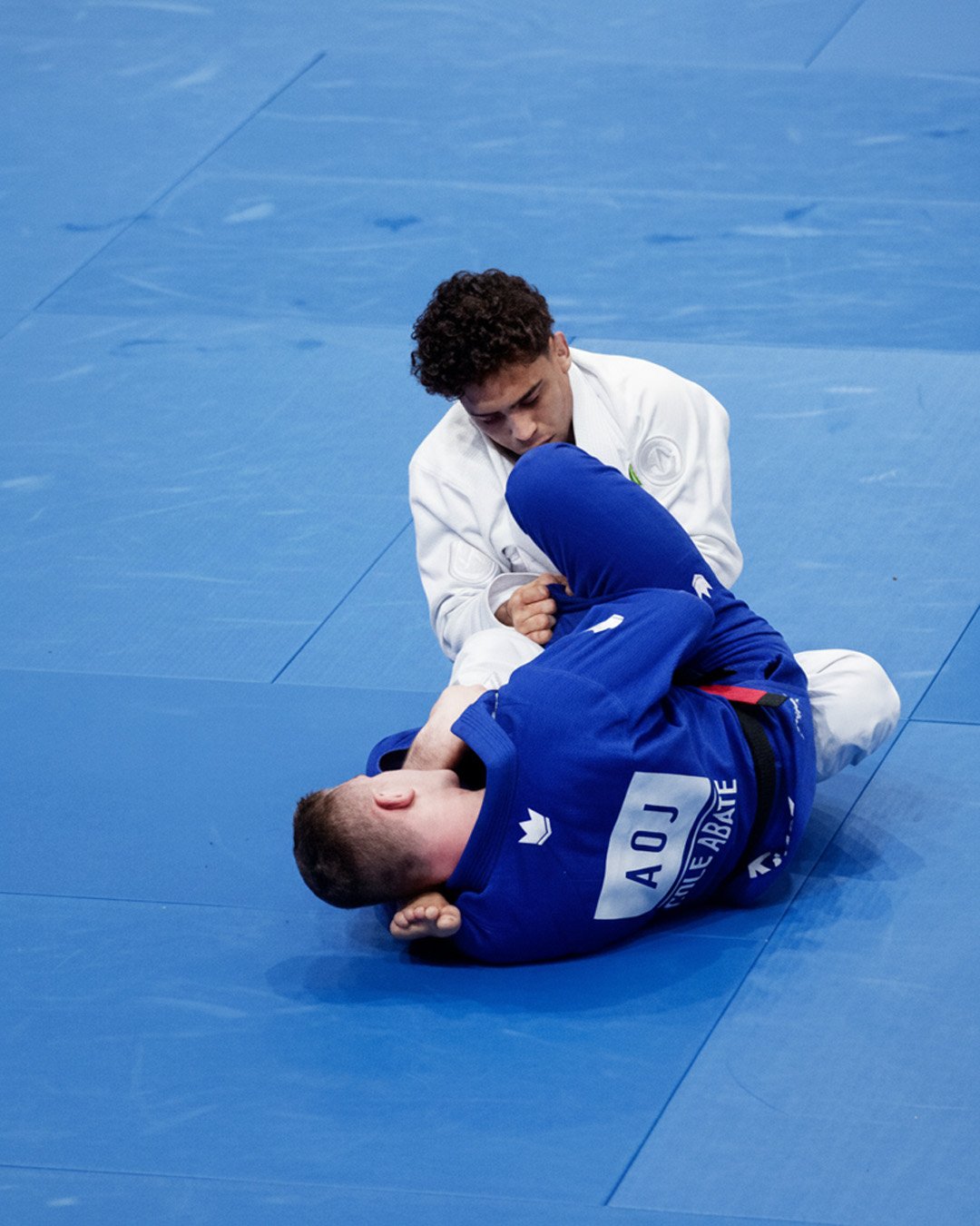 Deux athlètes de jiu-jitsu en combat au sol