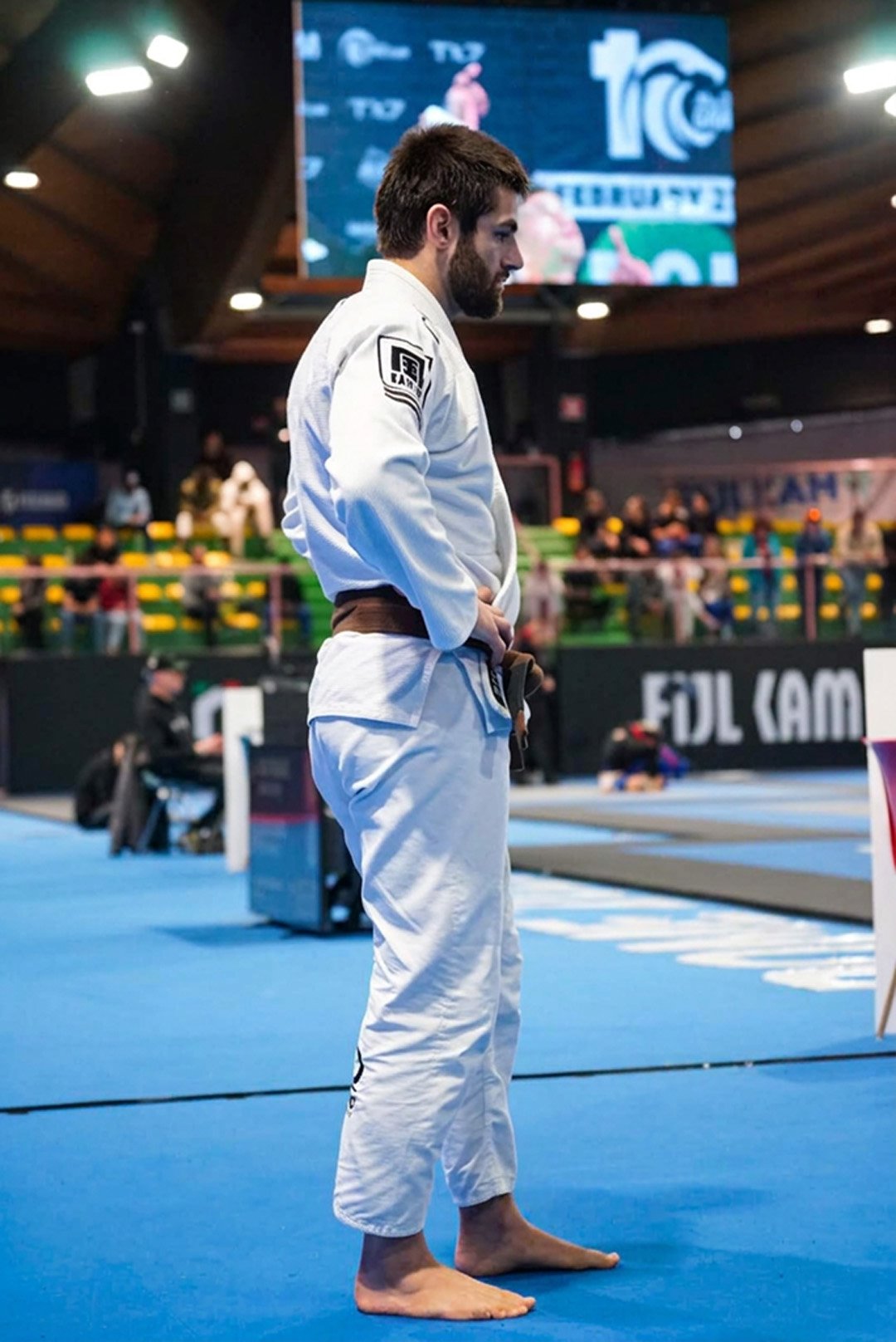Athlète de jiu-jitsu en kimono blanc sur le tatami