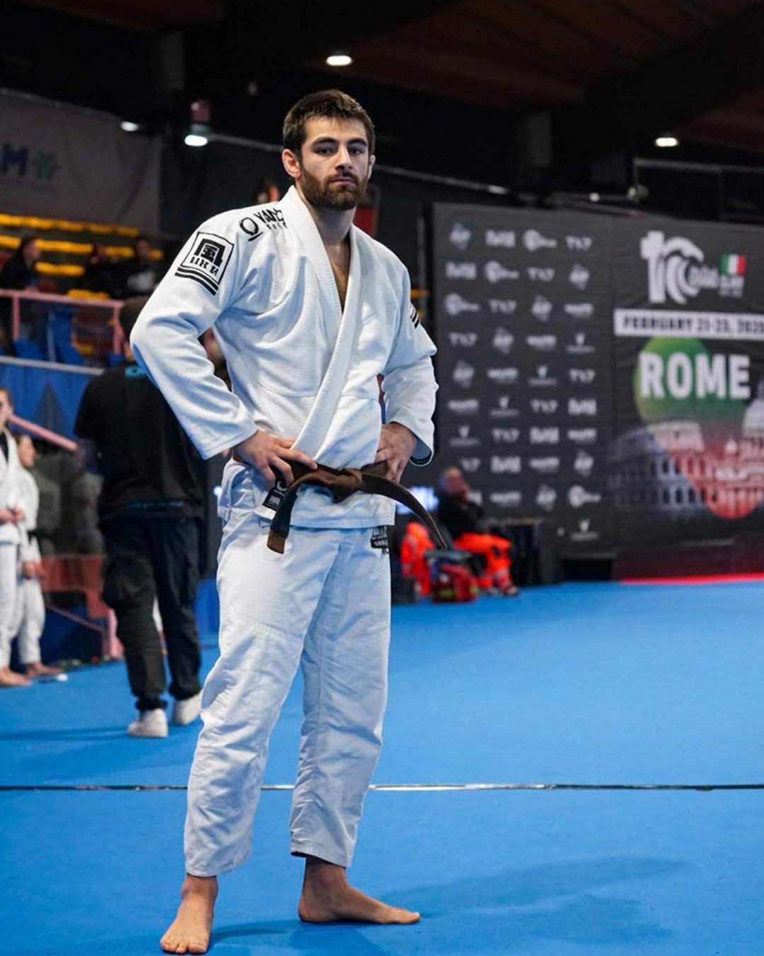 Portrait d’un athlète en kimono blanc avant le combat