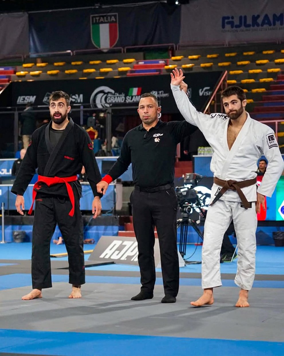 Athlètes réunis pendant une compétition de jiu-jitsu