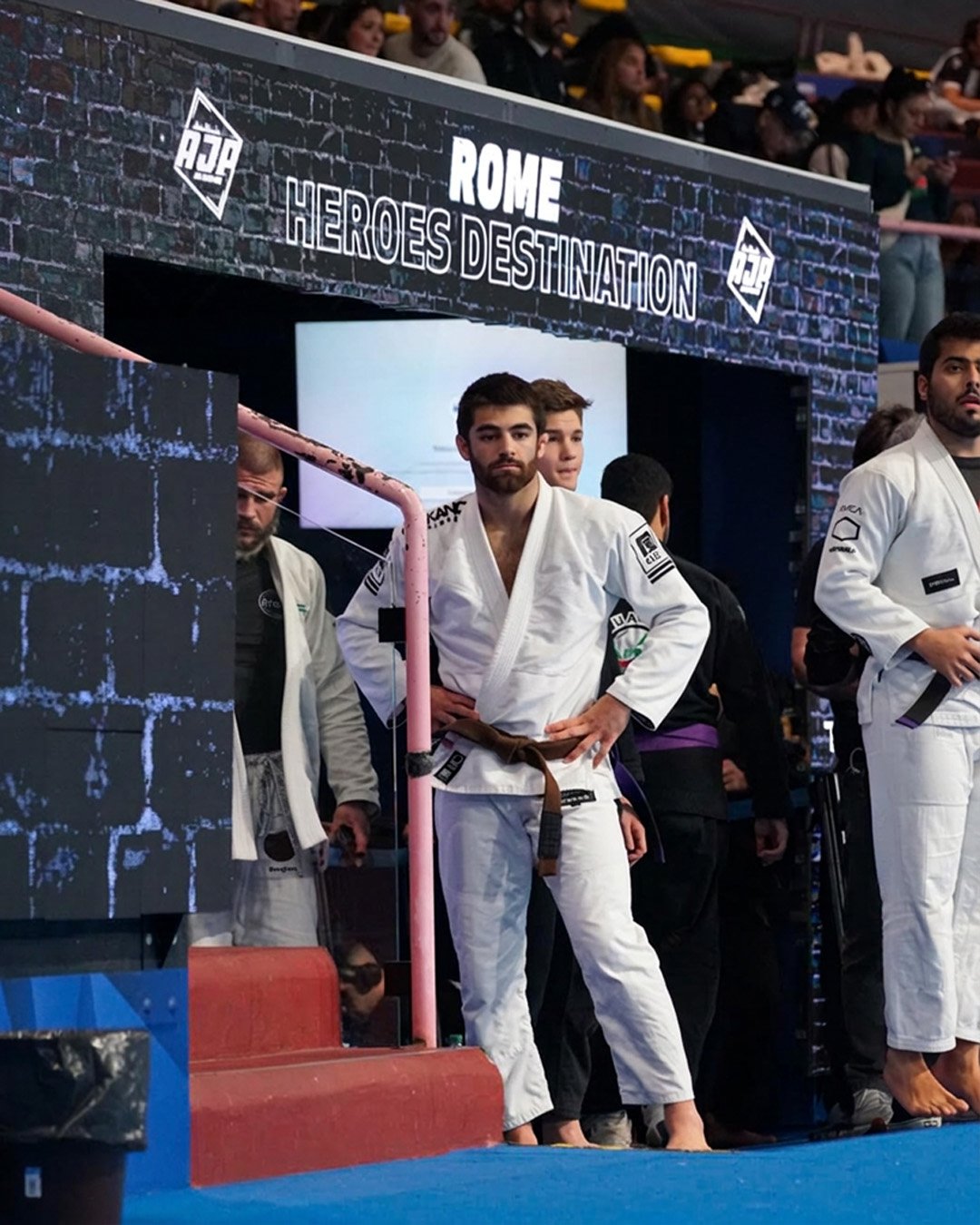 Athlète en kimono blanc concentré en compétition