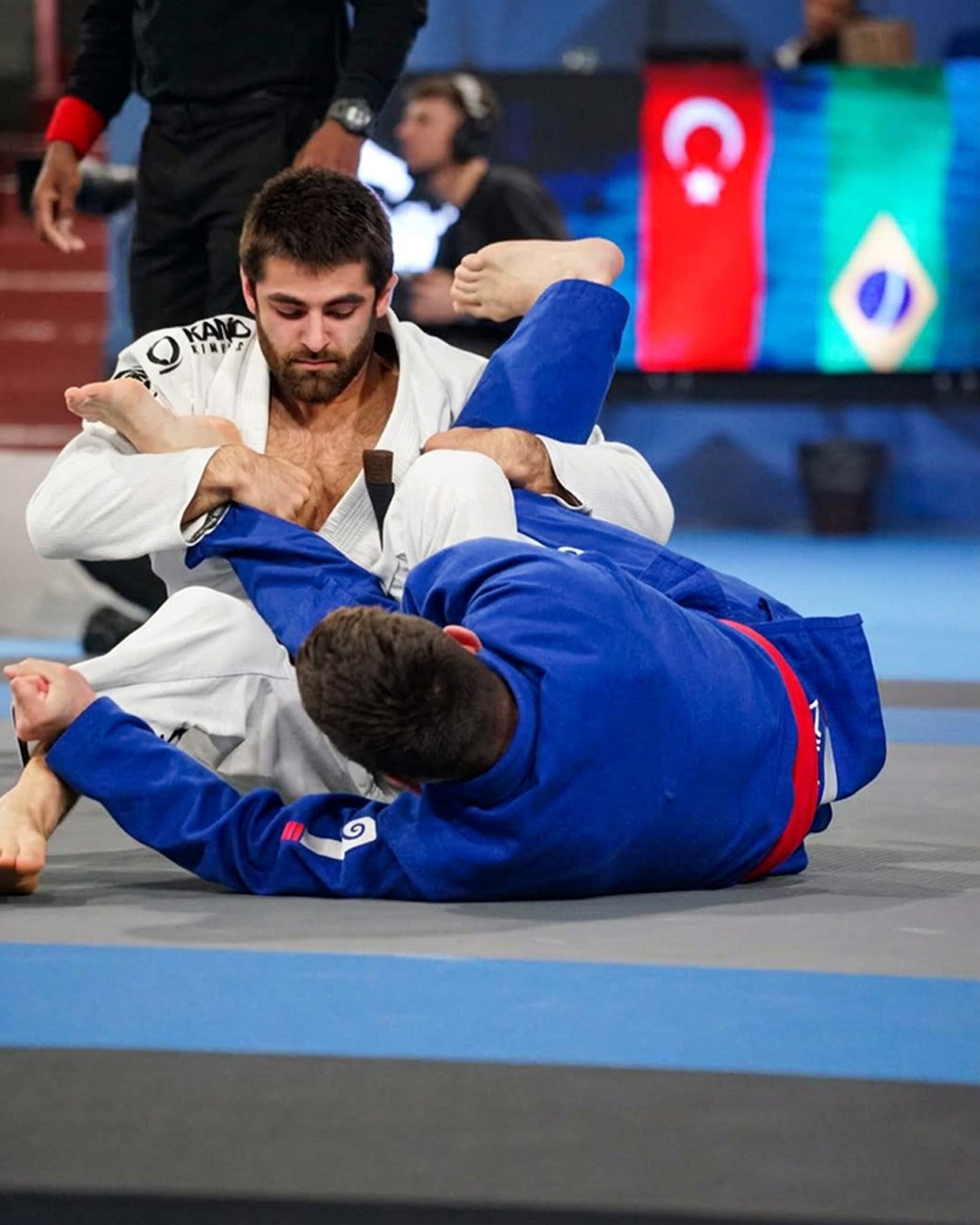 Combat de jiu-jitsu au sol sur le tatami