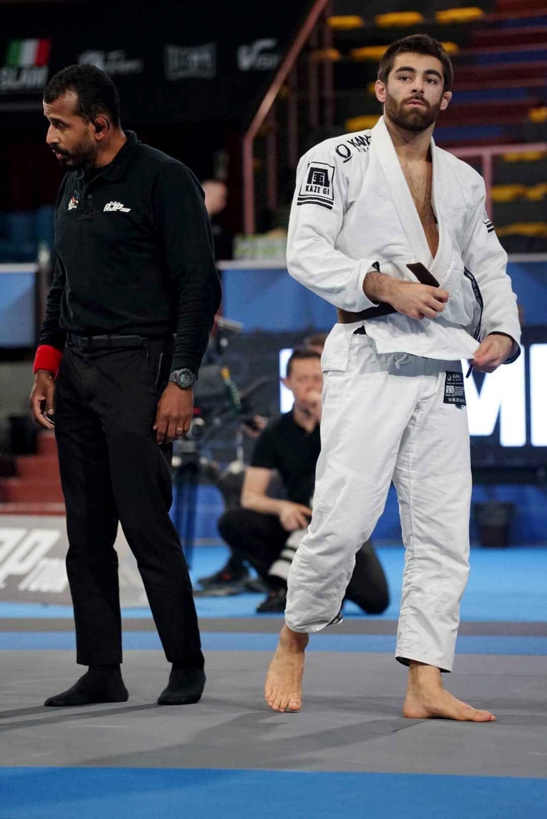 Athlète en kimono blanc pendant une compétition