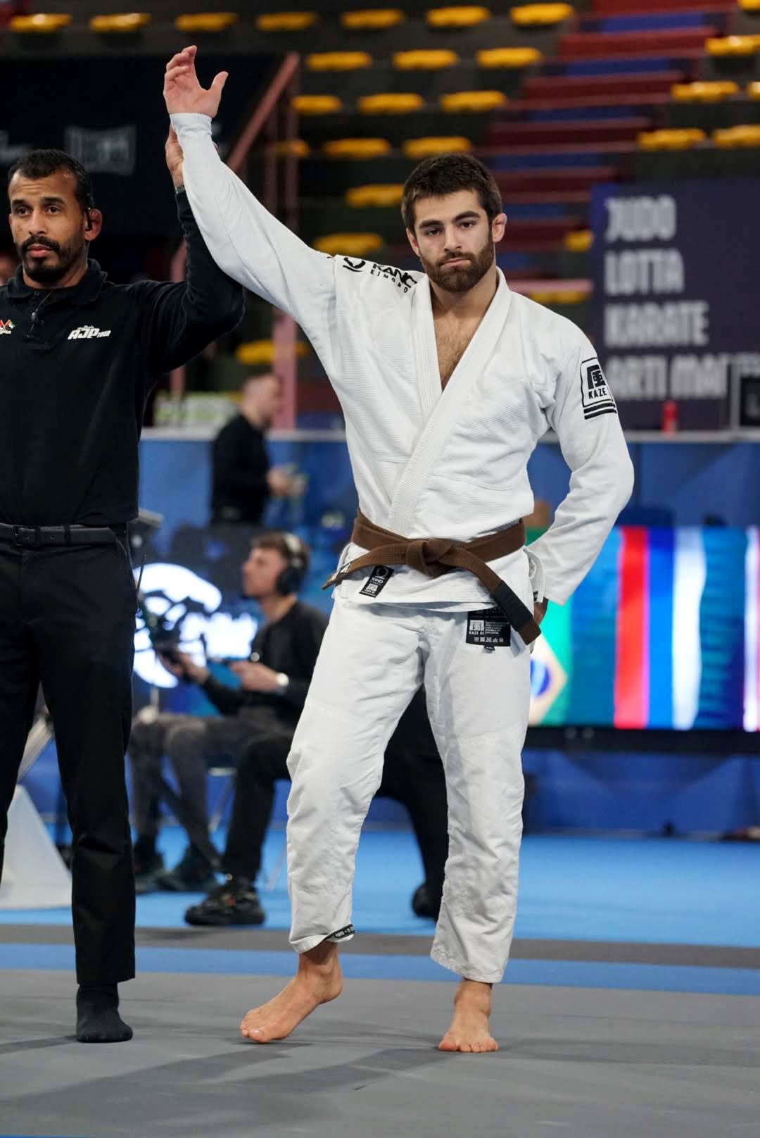 Athlète de jiu-jitsu debout sur le tatami