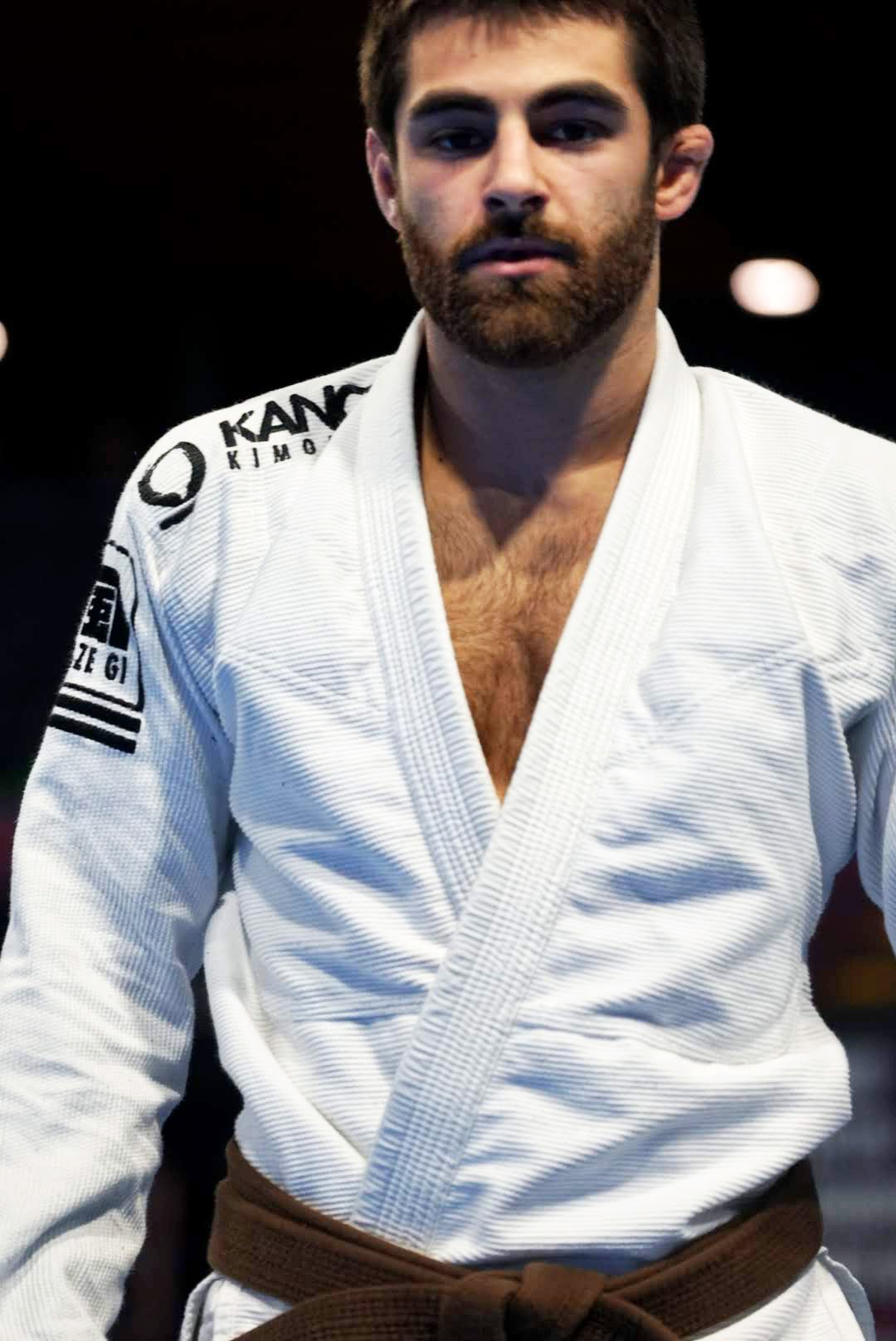 Portrait rapproché d’un athlète en kimono blanc