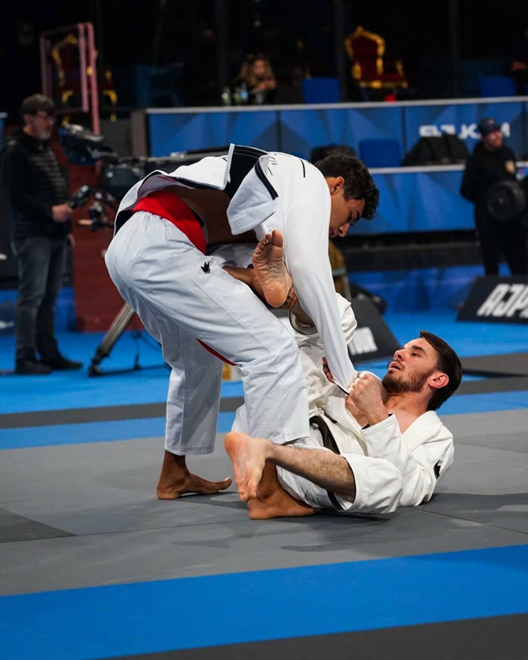 Action technique pendant un combat de jiu-jitsu