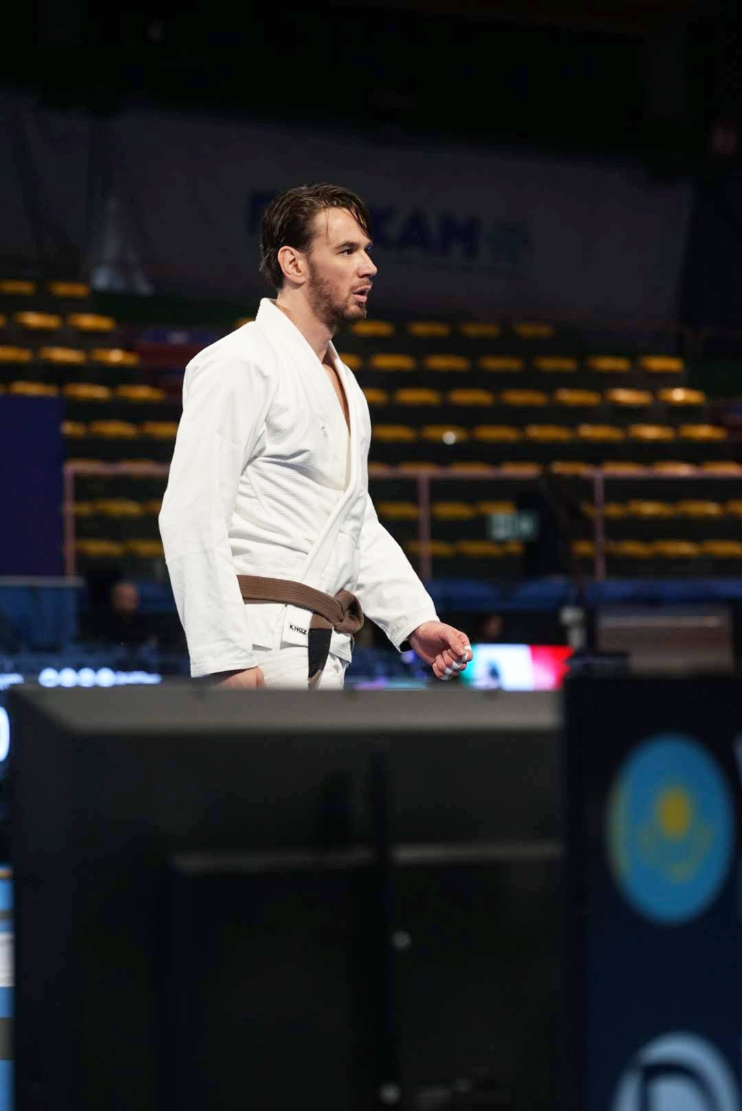 Athlète attendant son passage près du tatami