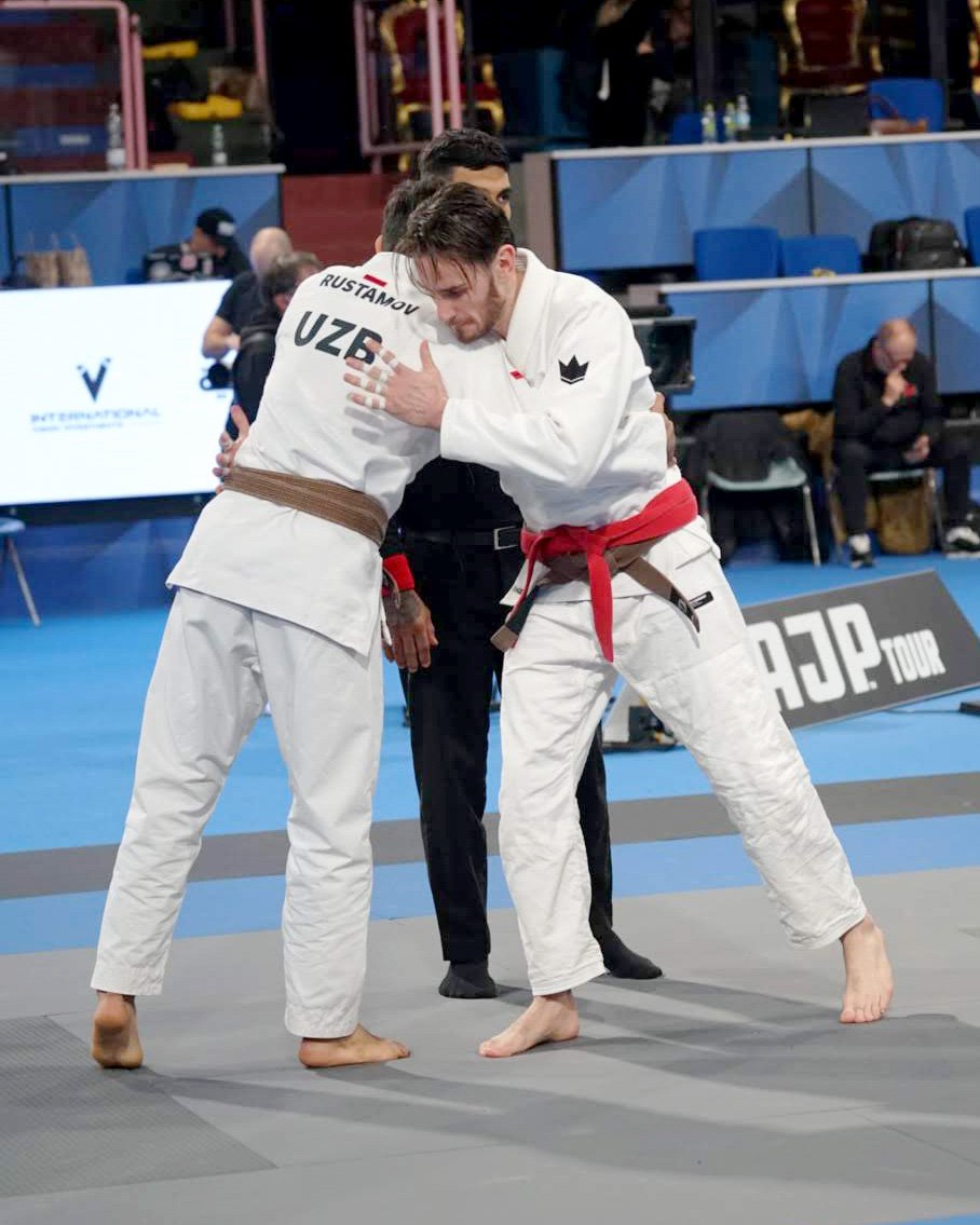 Deux athlètes face à face pendant leur combat