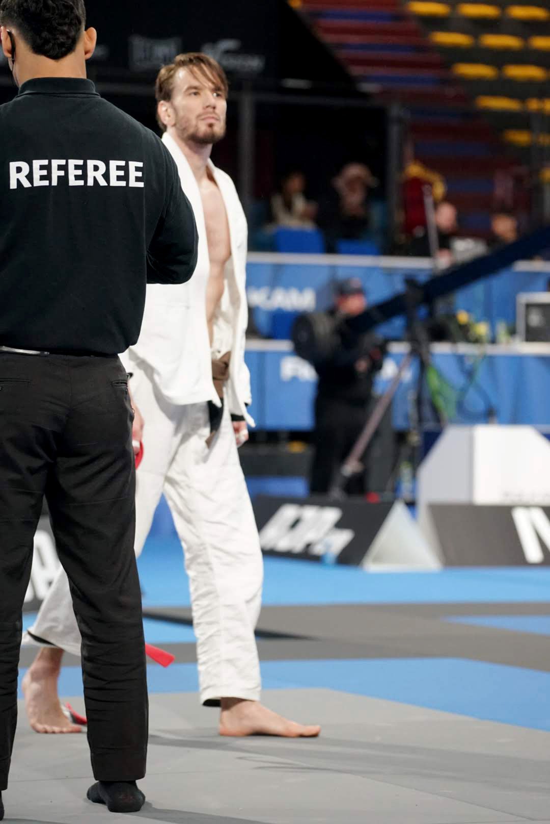 Portrait d’un combattant de jiu-jitsu en kimono blanc