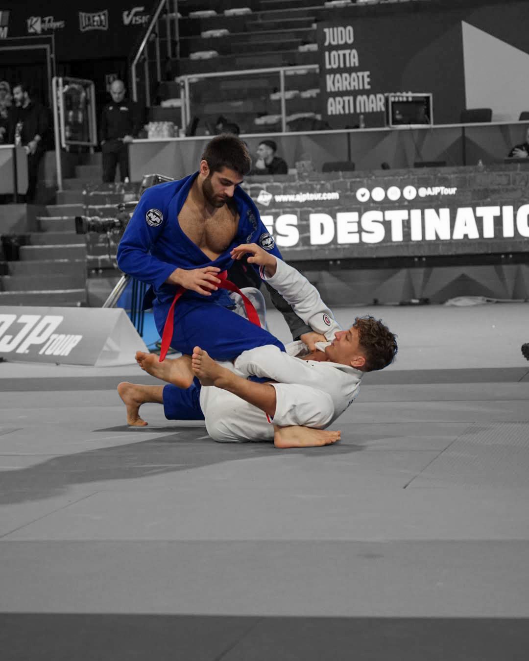 Action au sol pendant un combat de jiu-jitsu