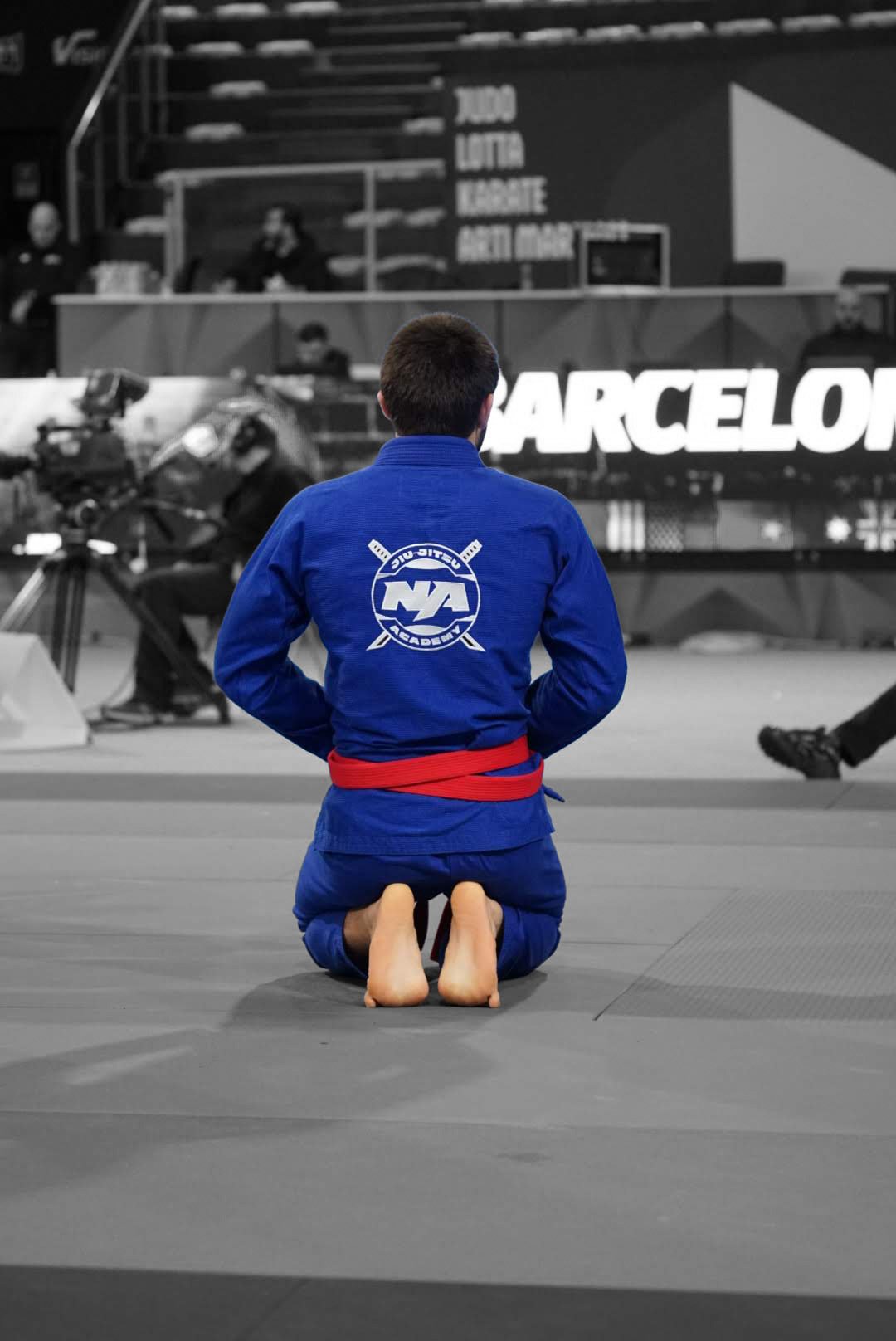 Athlète en kimono bleu assis avant son combat