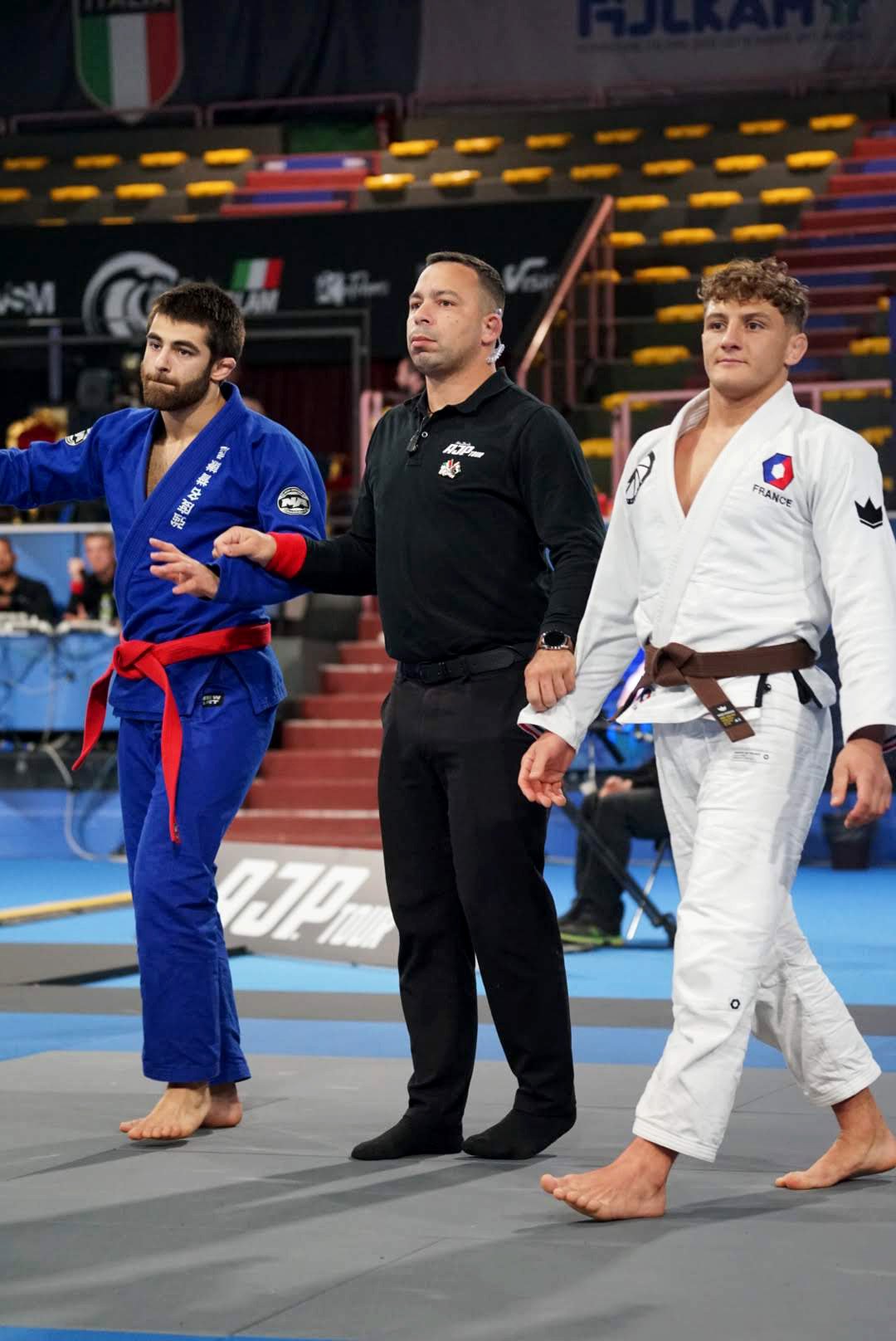 Deux athlètes en plein combat sur le tatami